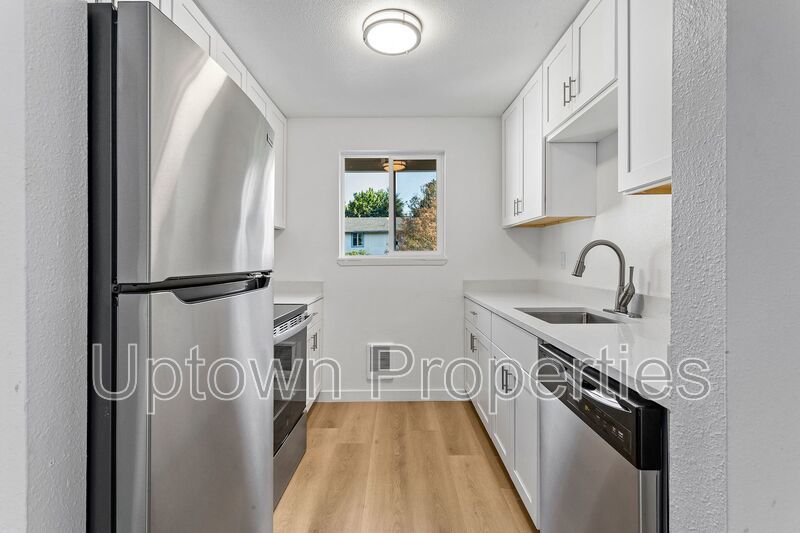 HUGE FENCED YARD! Renovated Ground Floor 2-bed/1-bath + Washer/Dryer Included ! property image
