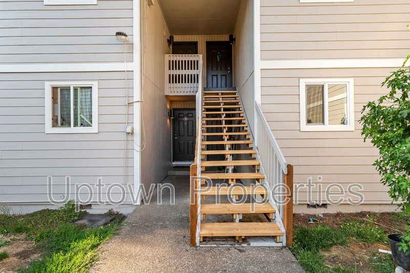 HUGE FENCED YARD! Renovated Ground Floor 2-bed/1-bath + Washer/Dryer Included ! property image