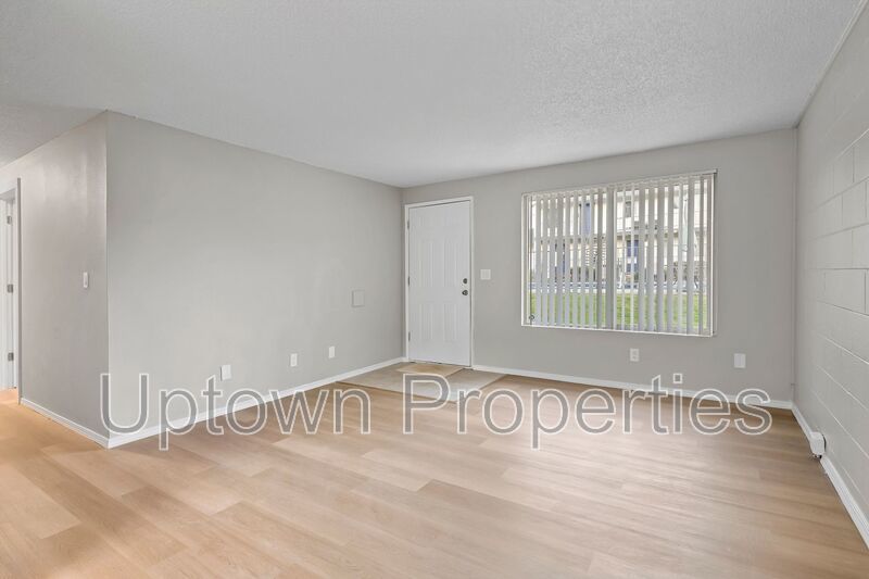 Top Floor 3 bed 1 bath + Laundry Onsite + $500 REDUCED DEPOSIT + $500 OFF RENT! property image
