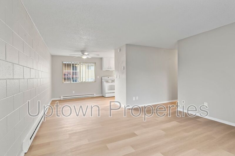 Top Floor 3 bed 1 bath + Laundry Onsite + $500 REDUCED DEPOSIT + $500 OFF RENT! property image