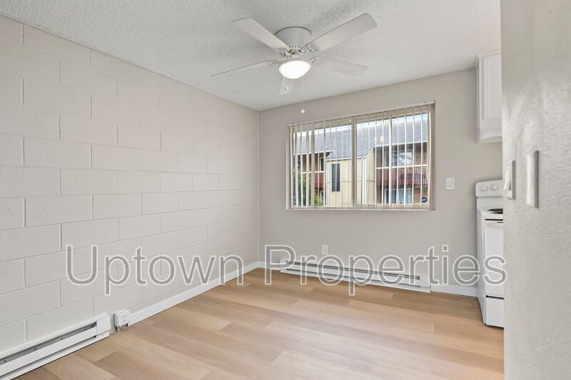 Top Floor 3 bed 1 bath + Laundry Onsite + $500 REDUCED DEPOSIT + $500 OFF RENT! property image