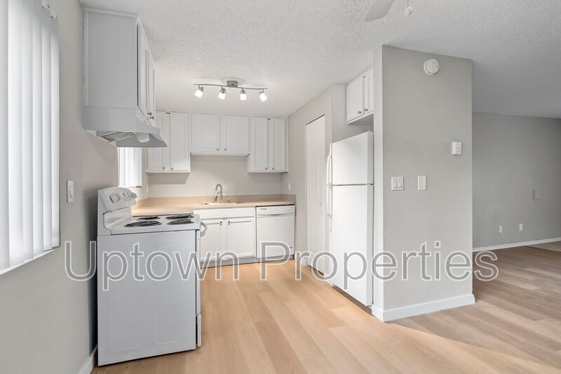 Top Floor 3 bed 1 bath + Laundry Onsite + $500 REDUCED DEPOSIT + $500 OFF RENT! property image