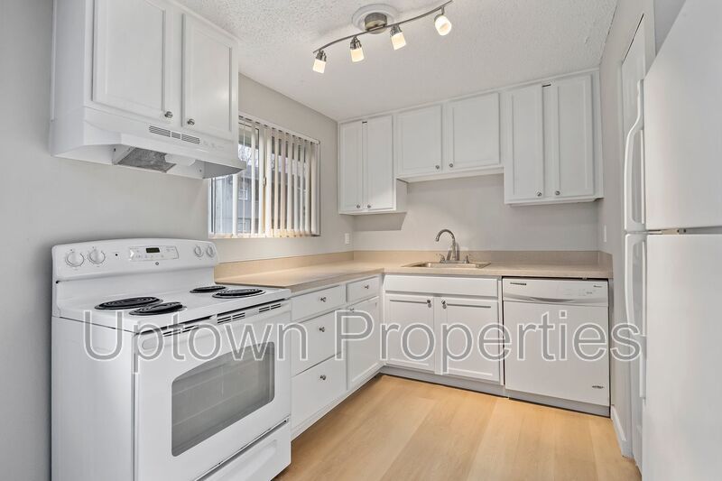 Top Floor 3 bed 1 bath + Laundry Onsite + $500 REDUCED DEPOSIT + $500 OFF RENT! property image
