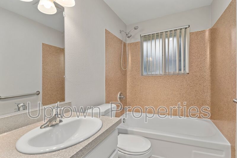 Top Floor 3 bed 1 bath + Laundry Onsite + $500 REDUCED DEPOSIT + $500 OFF RENT! property image