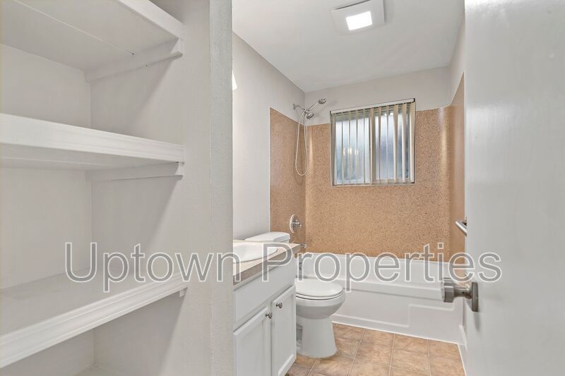Top Floor 3 bed 1 bath + Laundry Onsite + $500 REDUCED DEPOSIT + $500 OFF RENT! property image
