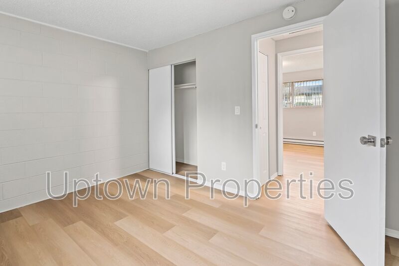 Top Floor 3 bed 1 bath + Laundry Onsite + $500 REDUCED DEPOSIT + $500 OFF RENT! property image