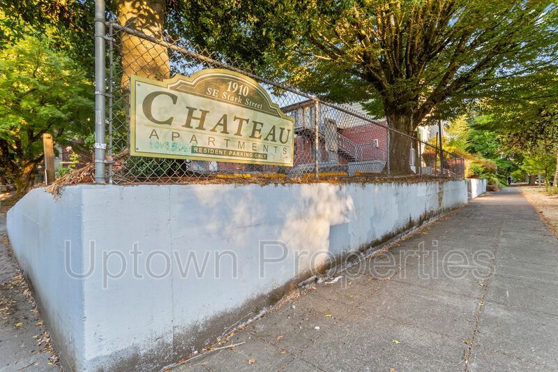 2 bed 1 bath Top Floor Corner + W/D + Assigned parking included! property image