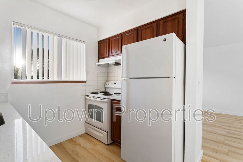 2 bed 1 bath Top Floor Corner + W/D + Assigned parking included! property image
