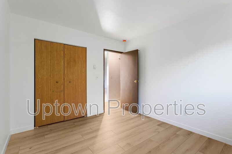 2 bed 1 bath Top Floor Corner + W/D + Assigned parking included! property image