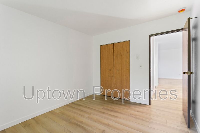 2 bed 1 bath Top Floor Corner + W/D + Assigned parking included! property image