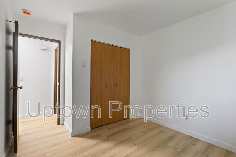2 bed 1 bath Top Floor Corner + W/D + Assigned parking included! property image
