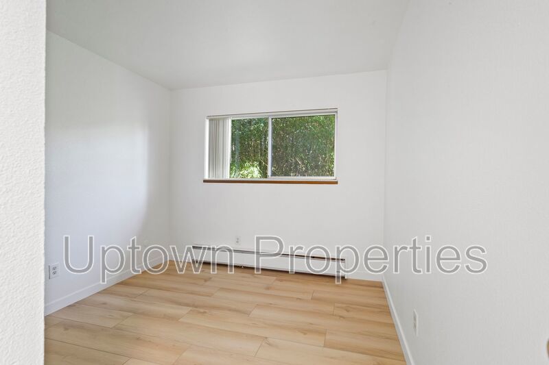 2 bed 1 bath Top Floor Corner + W/D + Assigned parking included! property image