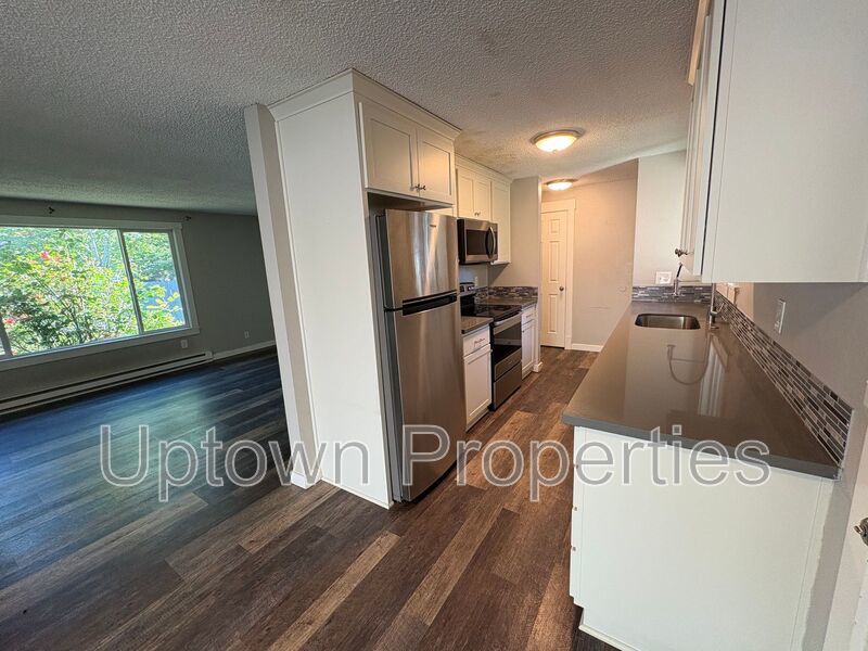 Newly Remodeled Tigard 3 bedroom/1 bath home + W/D +Fenced Yard + 2 Car Garage property image