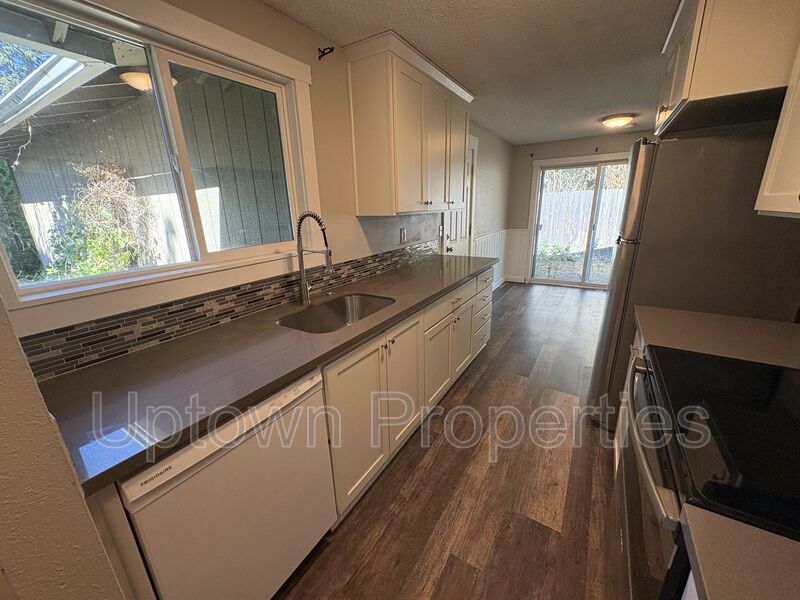 Newly Remodeled Tigard 3 bedroom/1 bath home + W/D +Fenced Yard + 2 Car Garage property image