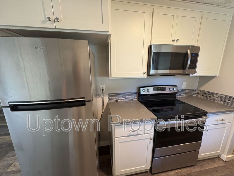 Newly Remodeled Tigard 3 bedroom/1 bath home + W/D +Fenced Yard + 2 Car Garage property image