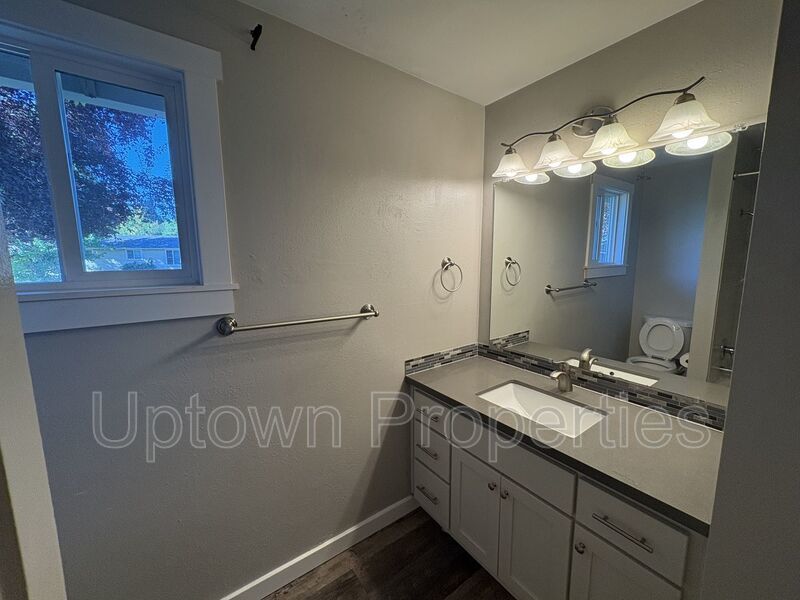 Newly Remodeled Tigard 3 bedroom/1 bath home + W/D +Fenced Yard + 2 Car Garage property image