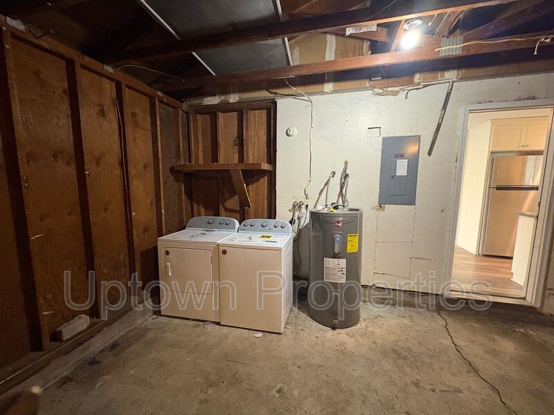 Newly Remodeled Tigard 3 bedroom/1 bath home + W/D +Fenced Yard + 2 Car Garage property image