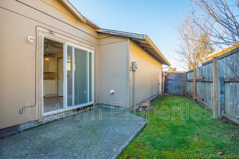 Newly Remodeled Tigard 3 bedroom/1 bath home + W/D +Fenced Yard + 2 Car Garage property image