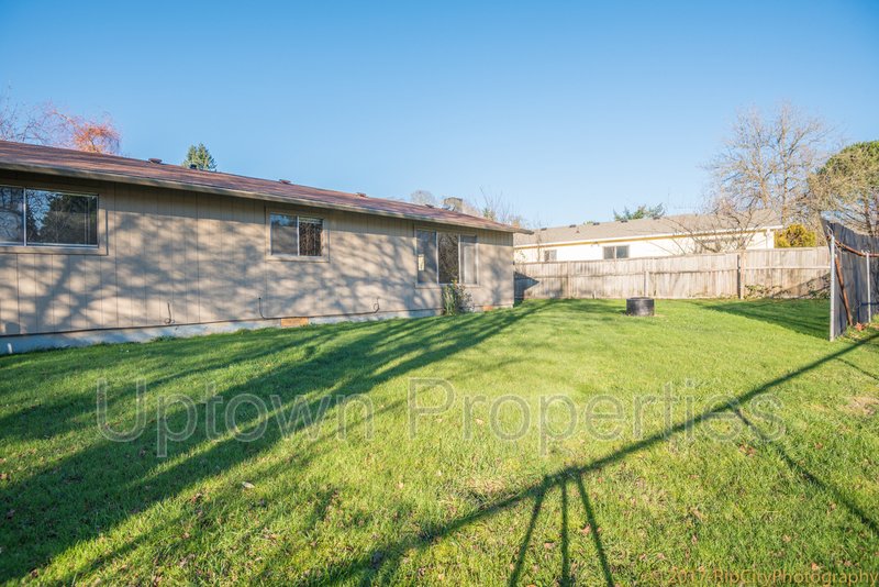 Newly Remodeled Tigard 3 bedroom/1 bath home + W/D +Fenced Yard + 2 Car Garage property image
