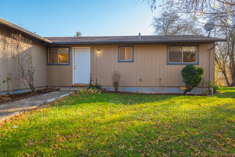 Newly Remodeled Tigard 3 bedroom/1 bath home + W/D +Fenced Yard + 2 Car Garage property image