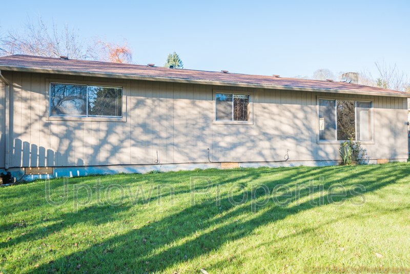 Newly Remodeled Tigard 3 bedroom/1 bath home + W/D +Fenced Yard + 2 Car Garage property image