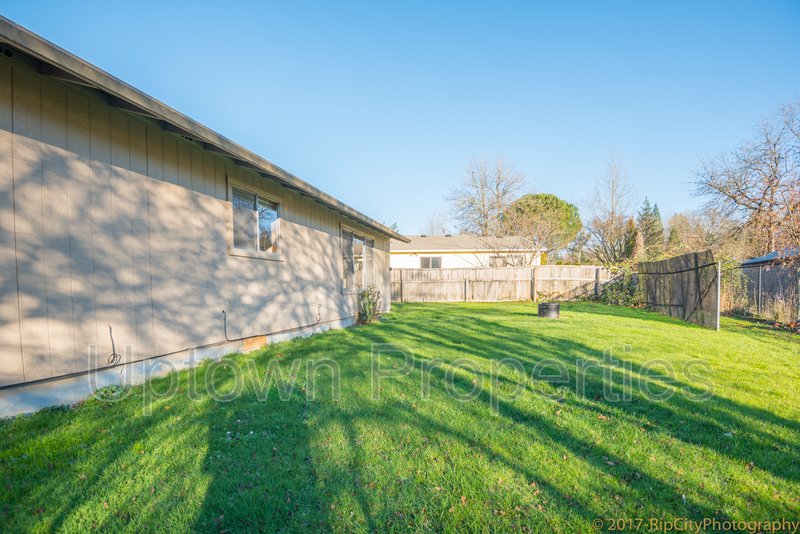 Newly Remodeled Tigard 3 bedroom/1 bath home + W/D +Fenced Yard + 2 Car Garage property image