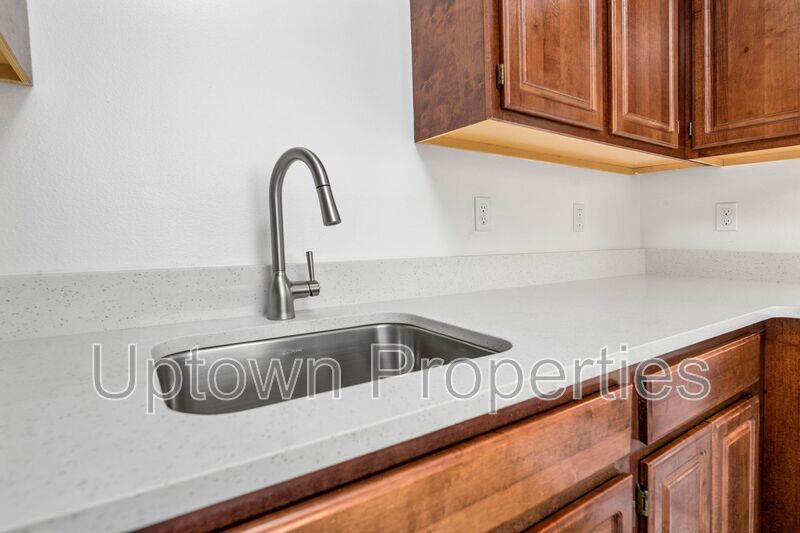 Buckman/Kerns Renovated 2/1 + W/D + Wood Floors + Assigned Parking Included! property image