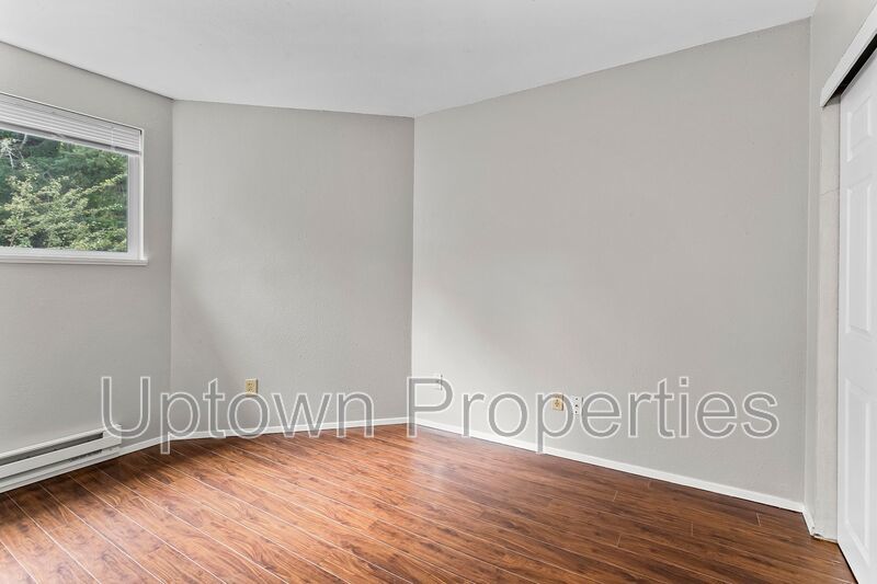 Vista Hills Creekside End Unit 2 Bed/1.5 Bath Townhome + W/D Included + Wood Flooring + Private Deck + Pets Welcome!! property image