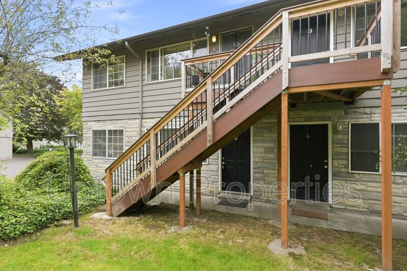 Renovated! Ground floor 2 bed/1 bath New floors, Cabinets, Quartz counters in the heart of Hillsdale! property image