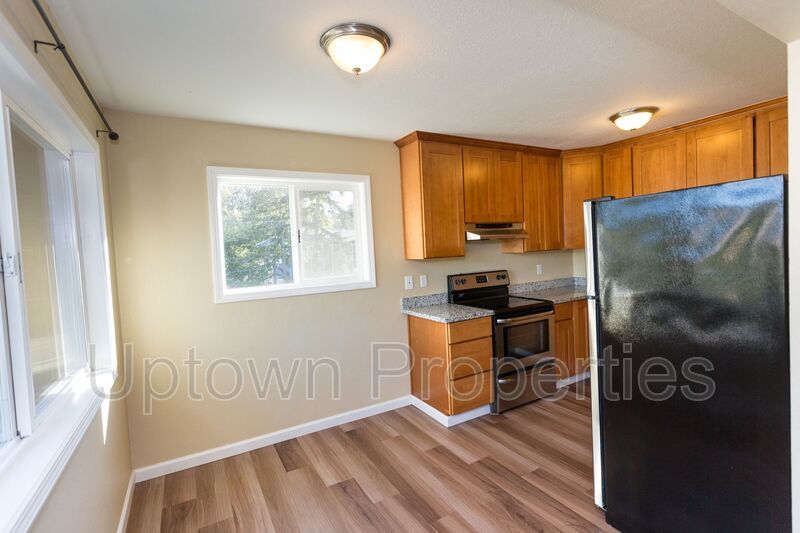 Top Floor 2BD/1BA with Mt. Hood Views in SW Portland + Off Street Parking + W/D On-Site property image