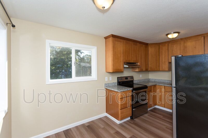 Top Floor 2BD/1BA with Mt. Hood Views in SW Portland + Off Street Parking + W/D On-Site property image