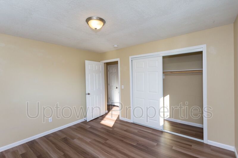 Top Floor 2BD/1BA with Mt. Hood Views in SW Portland + Off Street Parking + W/D On-Site property image