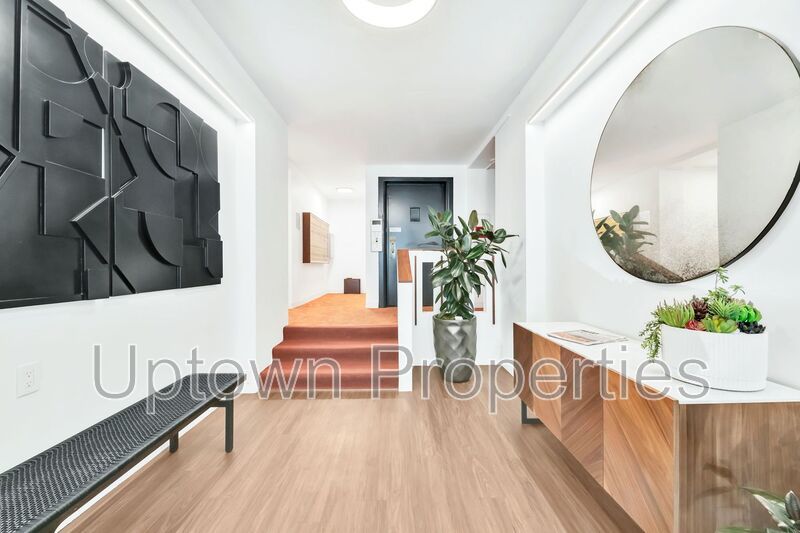 Renovated NW 23rd/Nob Hill 2 bed 1 bath Flat + Wood Floors + Off Street Parking + Laundry On site! property image