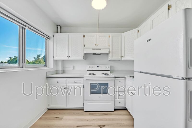 Renovated NW 23rd/Nob Hill 2 bed 1 bath Flat + Wood Floors + Off Street Parking + Laundry On site! property image
