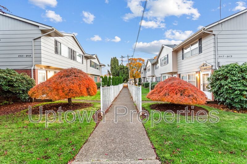 2/1.5 bath Townhome+W/D Hookups+Carport+Fenced Patio/Yard property image