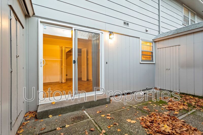 2/1.5 bath Townhome+W/D Hookups+Carport+Fenced Patio/Yard property image