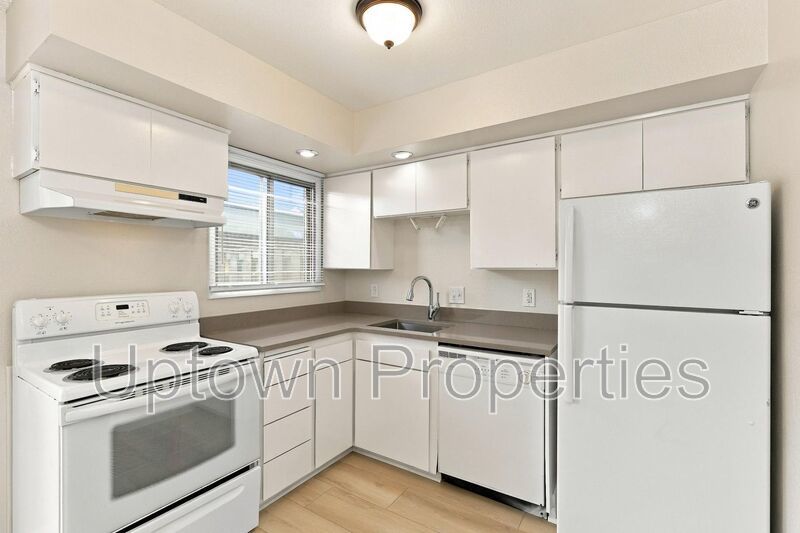 2/1.5 bath Townhome+W/D Hookups+Carport+Fenced Patio/Yard property image