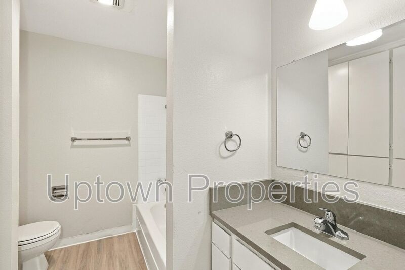 2/1.5 bath Townhome+W/D Hookups+Carport+Fenced Patio/Yard property image
