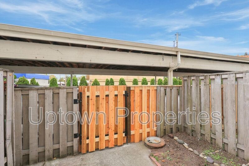 2/1.5 bath Townhome+W/D Hookups+Carport+Fenced Patio/Yard property image