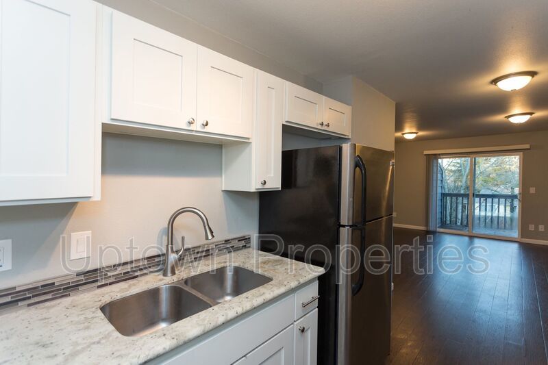 2 Bed/1 Bath Top Floor + W/D + Wood Floors + Huge Balcony!! property image
