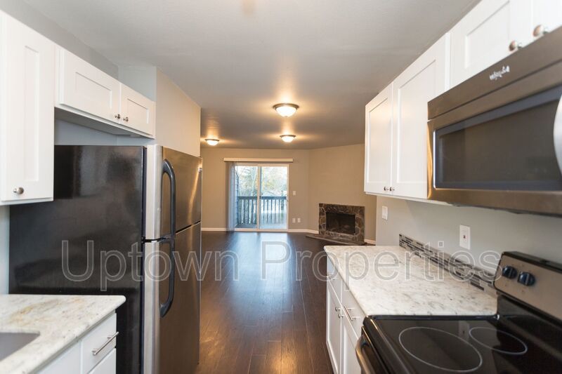 2 Bed/1 Bath Top Floor + W/D + Wood Floors + Huge Balcony!! property image
