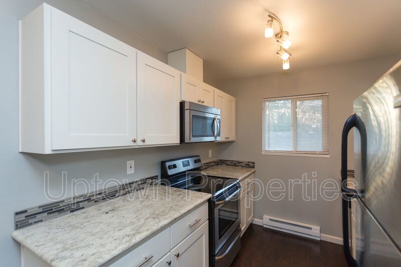 2 Bed/1 Bath Top Floor + W/D + Wood Floors + Huge Balcony!! property image