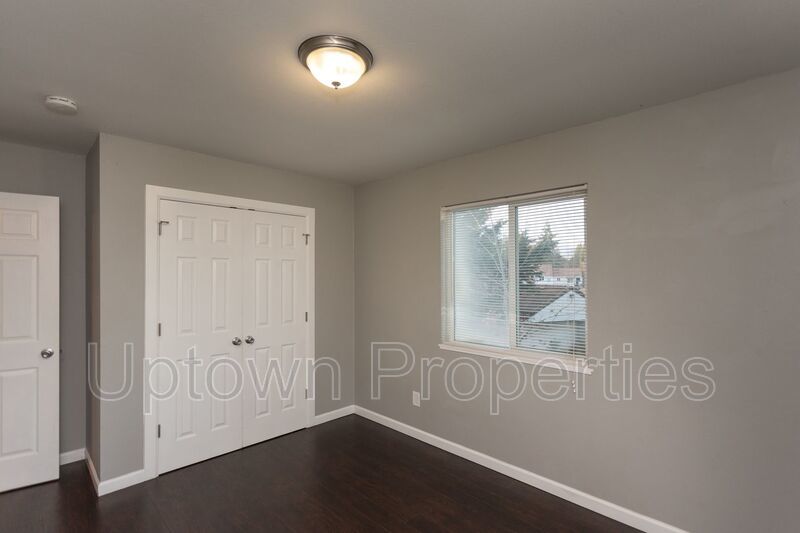 2 Bed/1 Bath Top Floor + W/D + Wood Floors + Huge Balcony!! property image