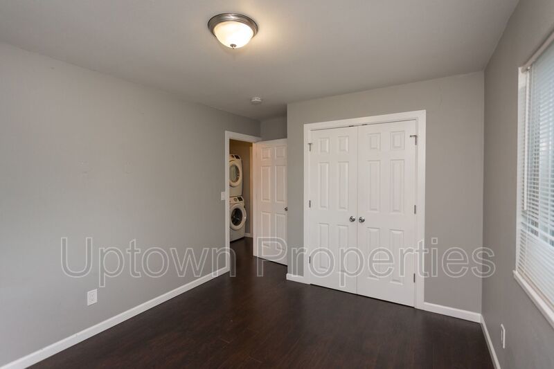 2 Bed/1 Bath Top Floor + W/D + Wood Floors + Huge Balcony!! property image