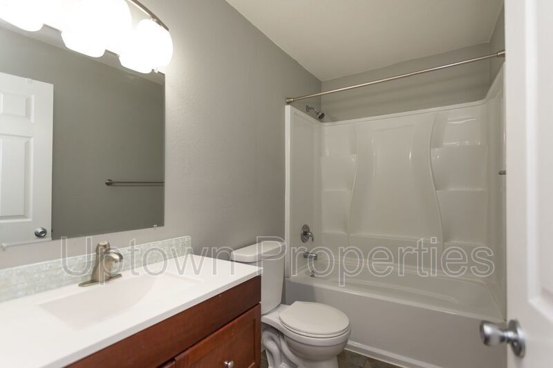 2 Bed/1 Bath Top Floor + W/D + Wood Floors + Huge Balcony!! property image