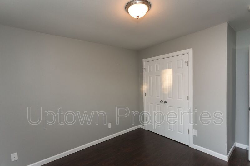 2 Bed/1 Bath Top Floor + W/D + Wood Floors + Huge Balcony!! property image