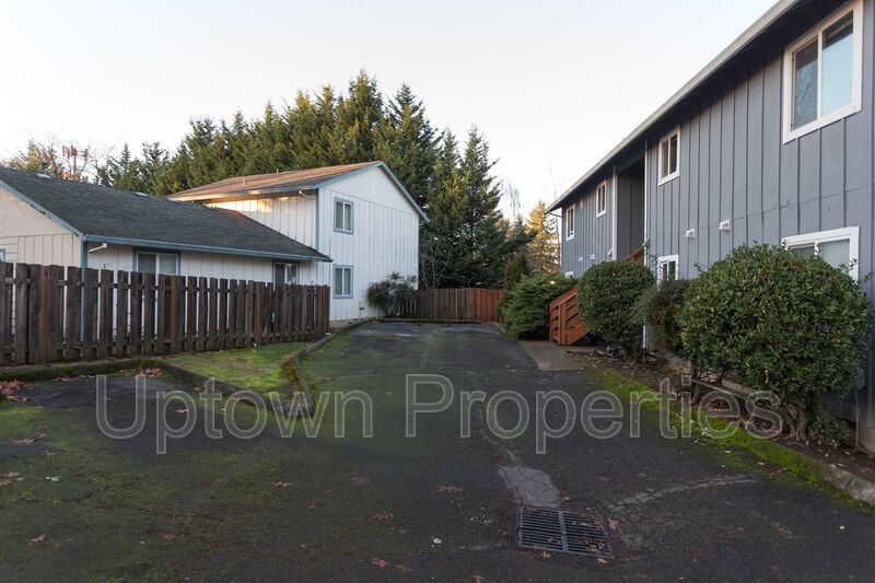 2 Bed/1 Bath Top Floor + W/D + Wood Floors + Huge Balcony!! property image