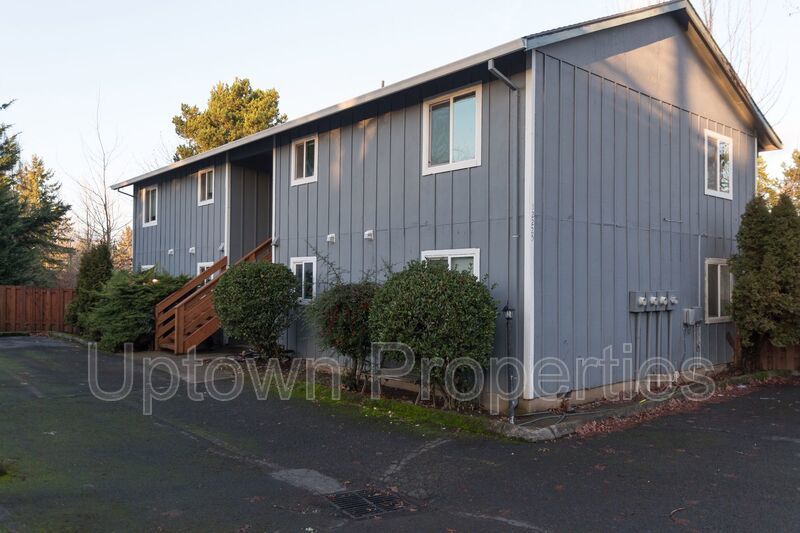 2 Bed/1 Bath Top Floor + W/D + Wood Floors + Huge Balcony!! property image