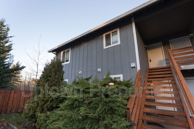 2 Bed/1 Bath Top Floor + W/D + Wood Floors + Huge Balcony!! property image