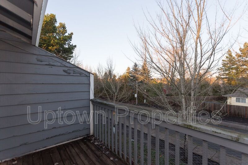 2 Bed/1 Bath Top Floor + W/D + Wood Floors + Huge Balcony!! property image